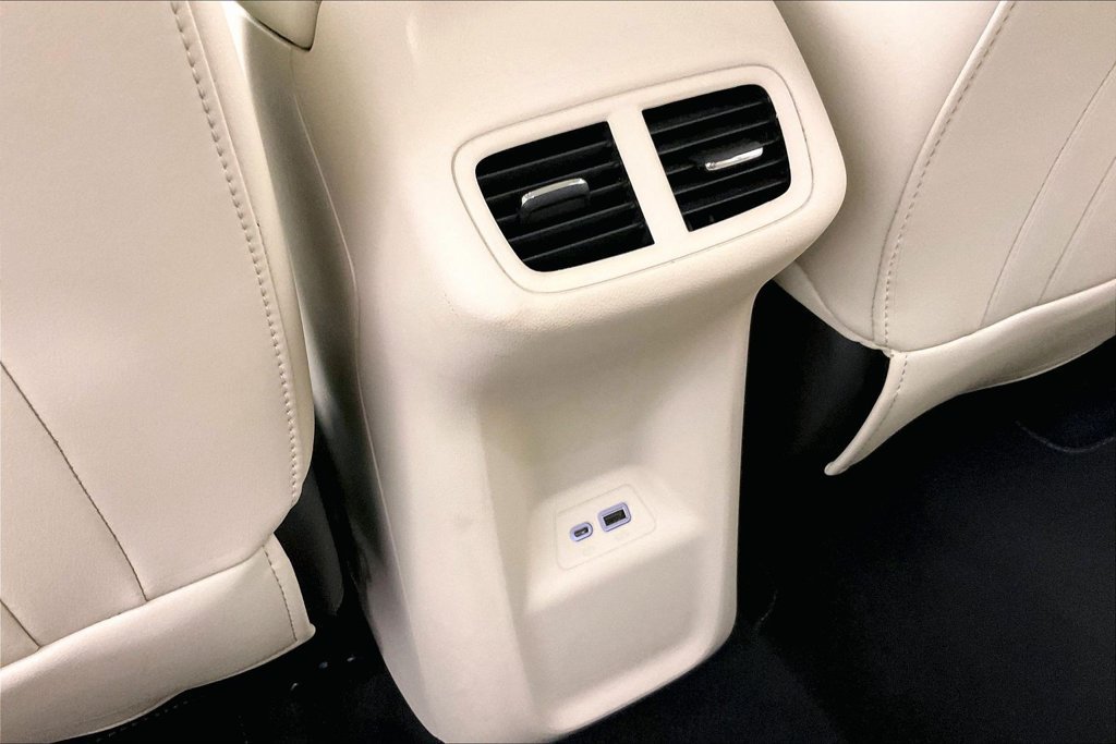 Certified 2022 Buick Envision Essence w/ Technology Package I FWD image 9