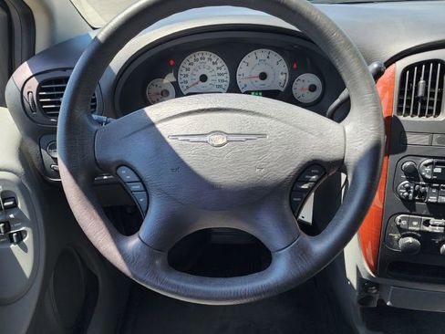 Used 2005 Chrysler Town & Country LX w/ Popular Equipment Group II image 11