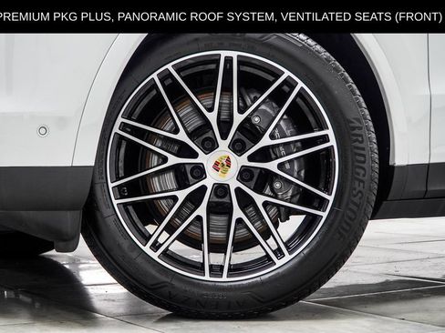 Used 2024 Porsche Cayenne AWD/4WD image 6