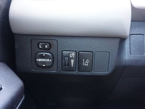 Used 2018 Toyota RAV4 XLE FWD image 4
