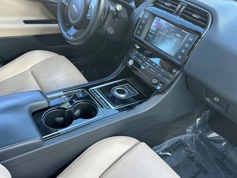 Used 2017 Jaguar XE image 31