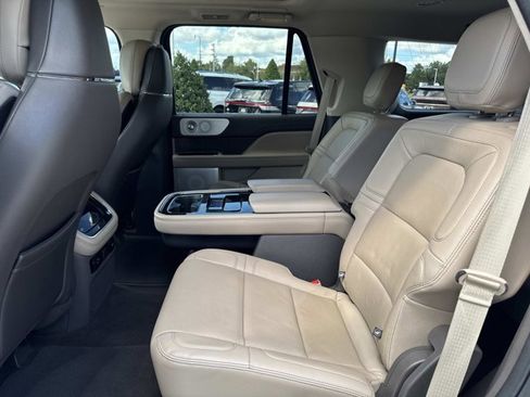 Used 2022 Lincoln Navigator Reserve image 17