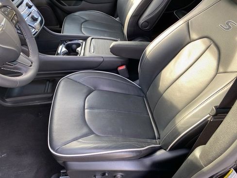 Used 2025 Chrysler Pacifica Limited image 18