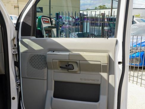 Used 2011 Ford E-350 and Econoline 350 XLT image 12