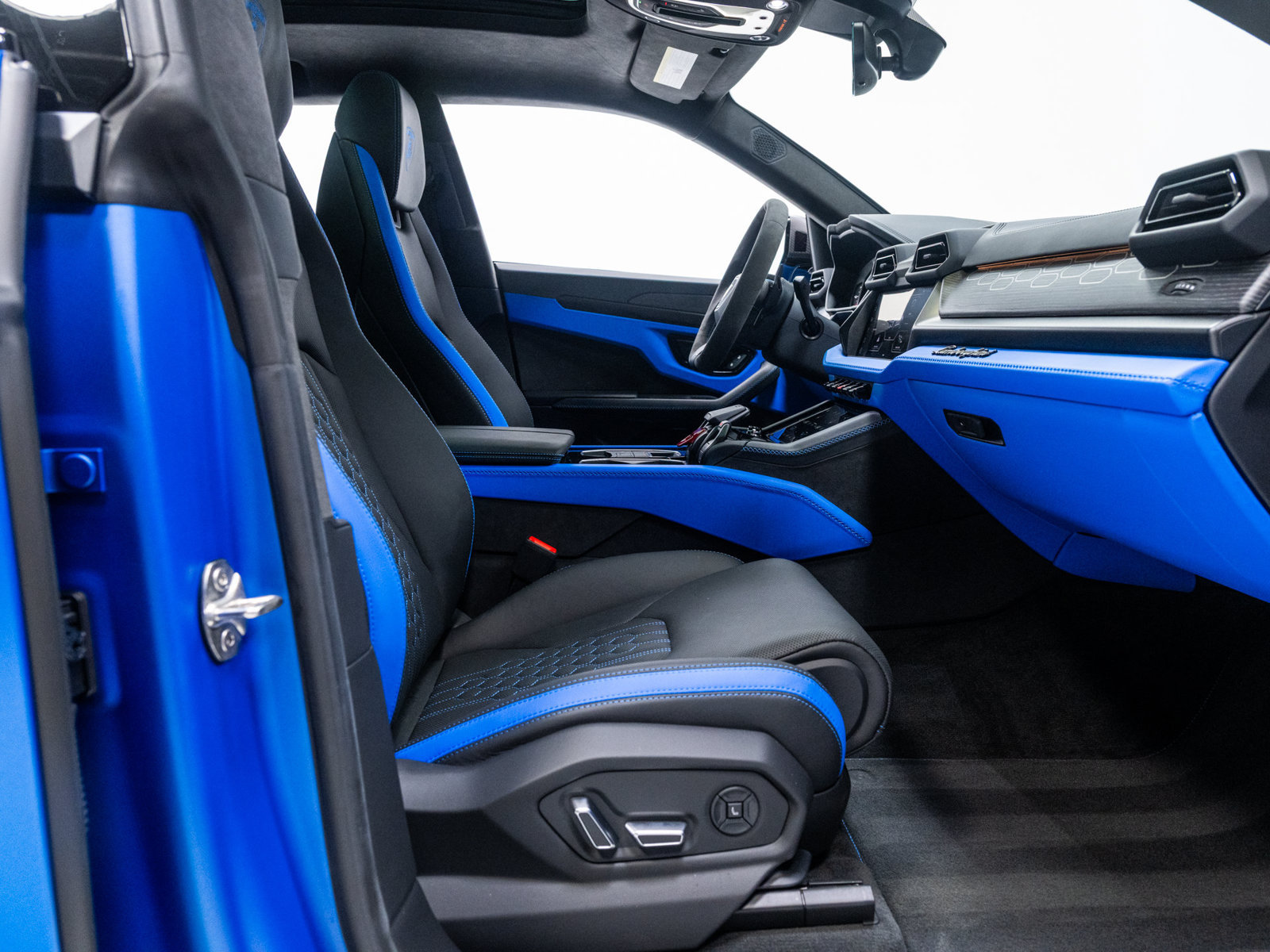 Used 2025 Lamborghini Urus SE AWD/4WD image 61