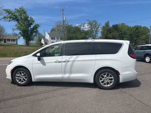 Used 2023 Chrysler Pacifica Touring-L FWD image 5