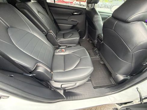 Used 2023 Toyota Highlander XLE AWD/4WD image 40