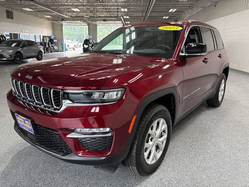 Used 2023 Jeep Grand Cherokee Limited w/ Trailer Tow Prep Group (B) AWD/4WD image 3