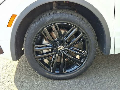 Used 2022 Volkswagen Tiguan SE R-Line image 9