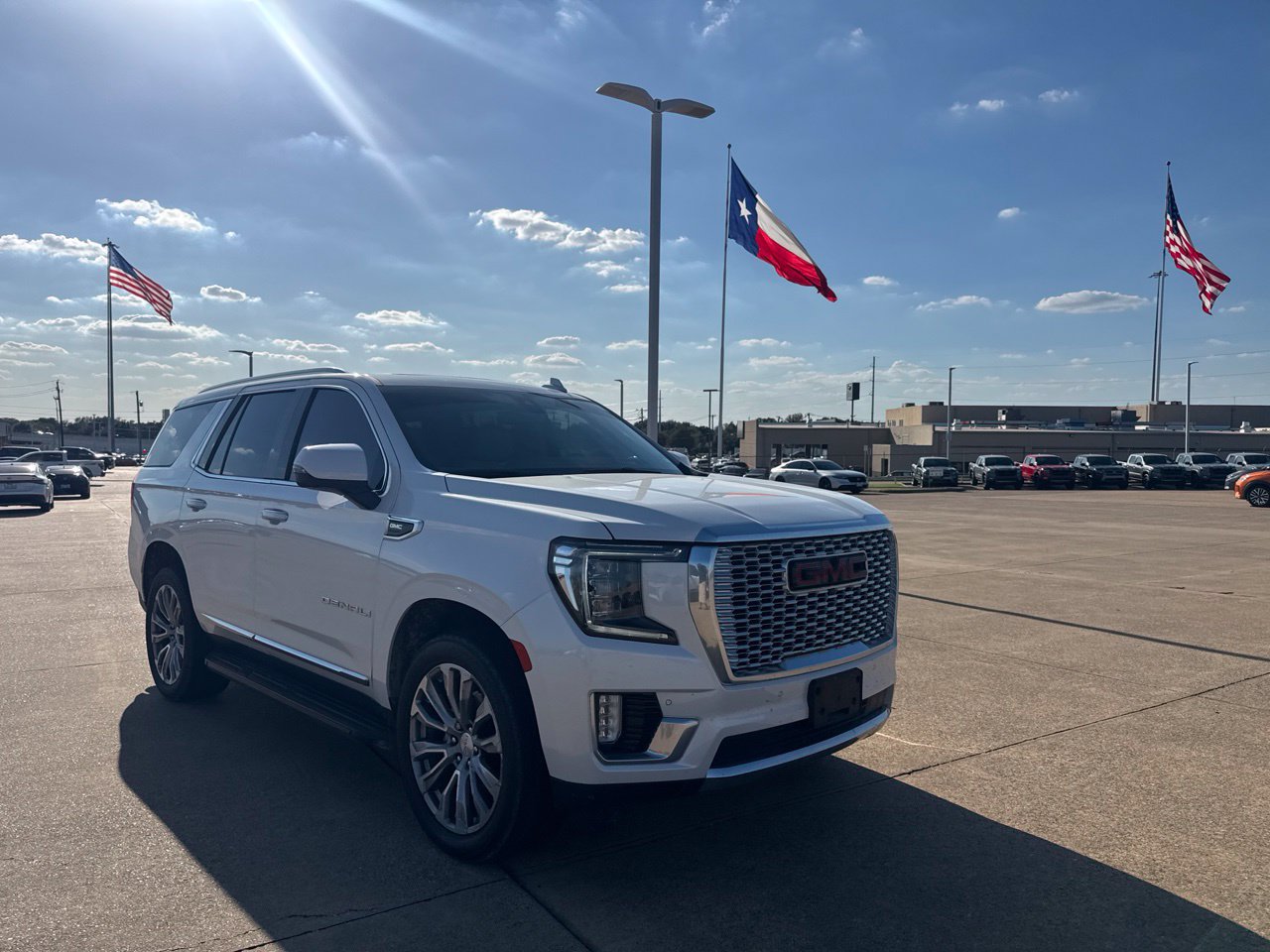 Used 2021 GMC Yukon Denali w/ LPO, Illumination Package AWD/4WD image 2