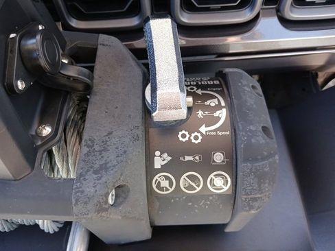 Used 2025 Jeep Gladiator Sport image 16