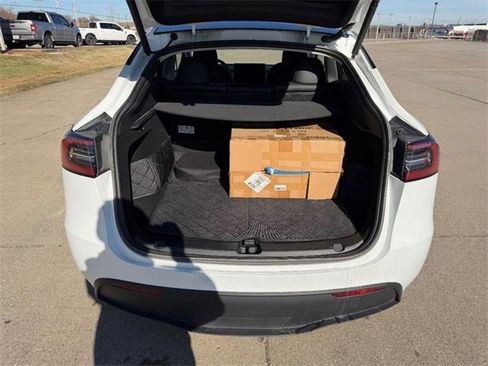 Used 2023 Tesla Model Y Long Range image 5