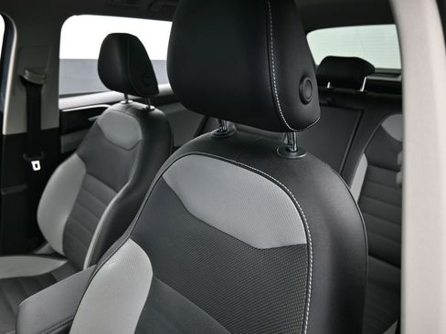 Used 2022 Volkswagen Taos SEL w/ Panoramic Sunroof Package image 16