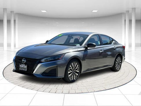 Used 2024 Nissan Altima 2.5 SV FWD image 1