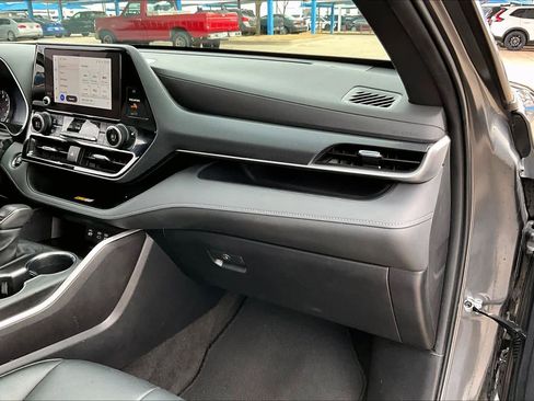 Used 2023 Toyota Highlander XSE image 19