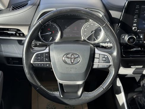 Used 2022 Toyota Highlander XLE image 18