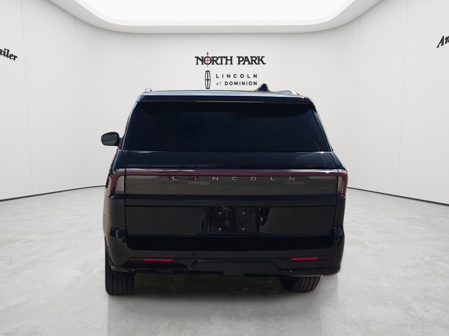Used 2025 Lincoln Navigator Reserve AWD/4WD image 4