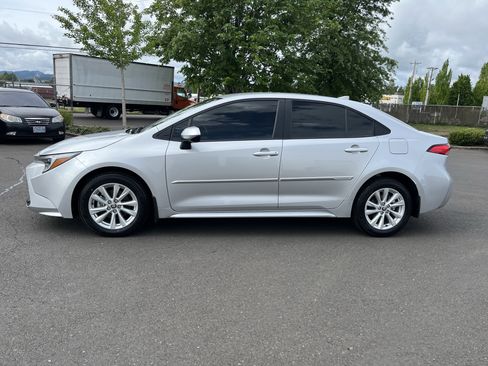 Used 2024 Toyota Corolla LE w/ LE Convenience Package FWD image 2