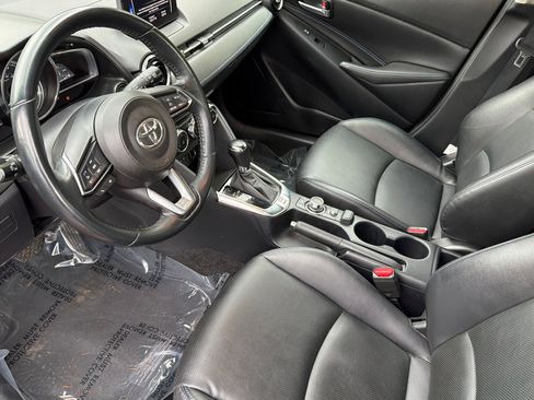 Used 2020 Toyota Yaris XLE image 10