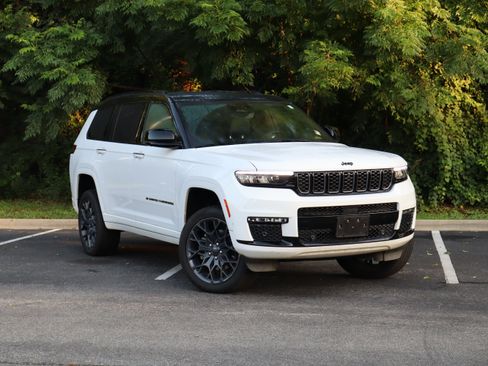 Used 2023 Jeep Grand Cherokee L Summit w/ High Altitude Package AWD/4WD image 2