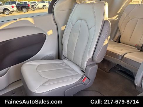 Used 2017 Chrysler Pacifica Touring-L image 24