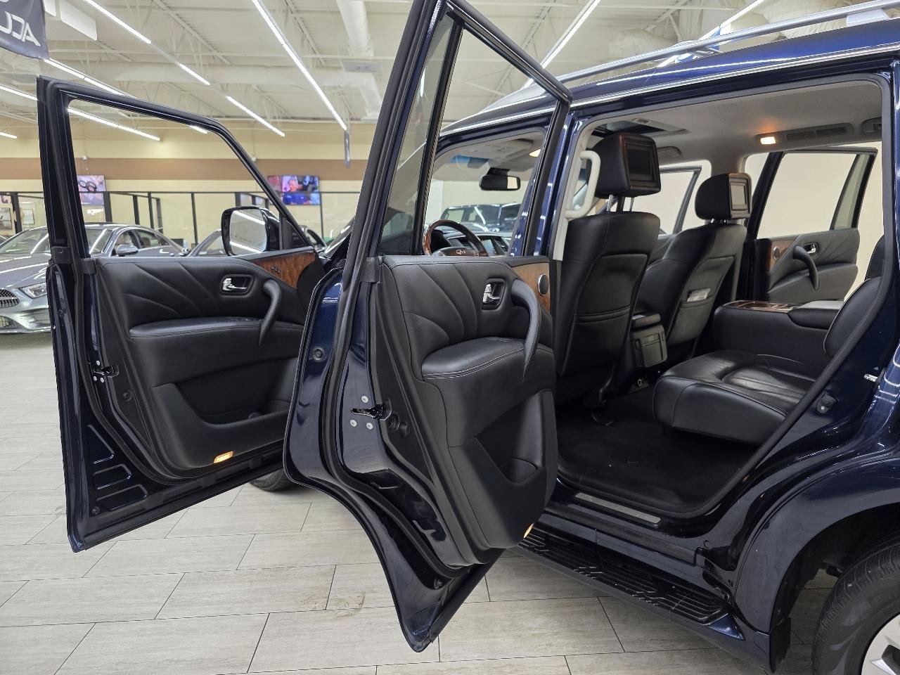 Used 2015 INFINITI QX80 4WD w/ Deluxe Technology Package image 18