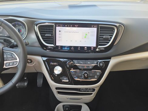 Used 2024 Chrysler Pacifica Touring-L FWD image 29