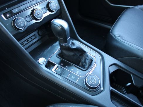 Used 2018 Volkswagen Tiguan SE w/ Panoramic Sunroof Package image 16