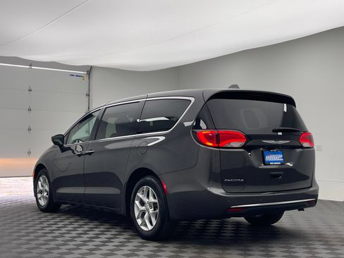Used 2017 Chrysler Pacifica Touring Plus w/ Tire & Wheel Group FWD image 11