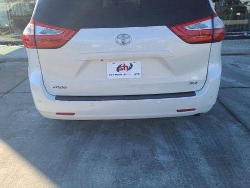 Used 2017 Toyota Sienna XLE w/ XLE Navigation Package image 5