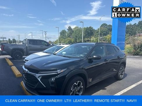 Used 2025 Chevrolet Trax LT FWD image 1