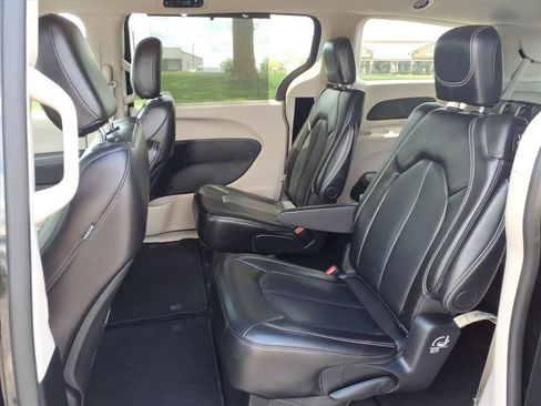 Used 2024 Chrysler Pacifica Touring-L FWD image 28