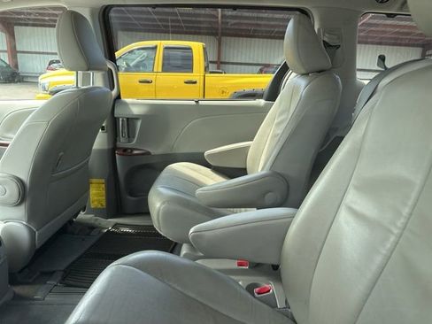 Used 2014 Toyota Sienna XLE w/ Entertainment Package FWD image 9