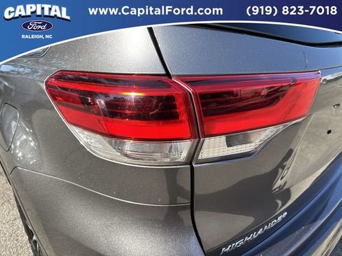 Used 2017 Toyota Highlander SE FWD image 15