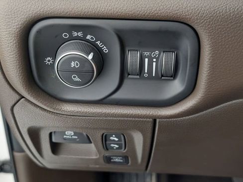 Used 2025 RAM 1500 Laramie AWD/4WD image 15