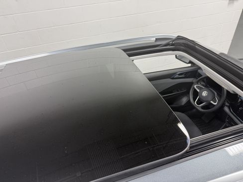 Certified 2023 Volkswagen Taos SE w/ Panoramic Sunroof Package FWD image 6