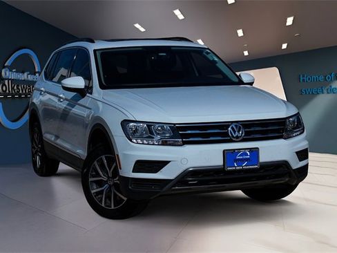 Used 2020 Volkswagen Tiguan SE w/ Panoramic Sunroof Package image 3