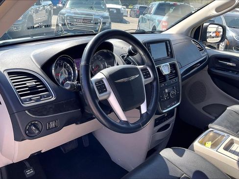 Used 2015 Chrysler Town & Country Touring-L w/ Driver Convenience Group image 10