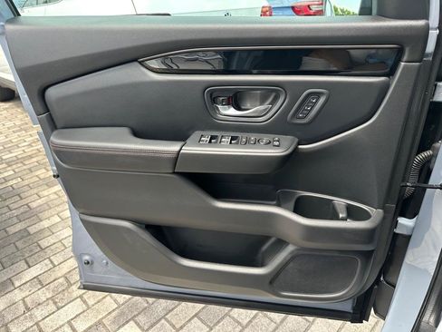 Used 2023 Honda Pilot TrailSport image 11