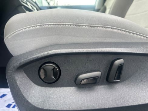 Used 2023 Volkswagen Taos SE w/ Panoramic Sunroof Package image 4