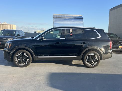 Certified 2023 Kia Telluride S image 3