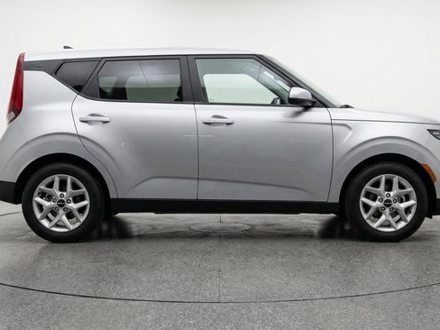 Used 2025 Kia Soul LX w/ LX Technology Package FWD image 11