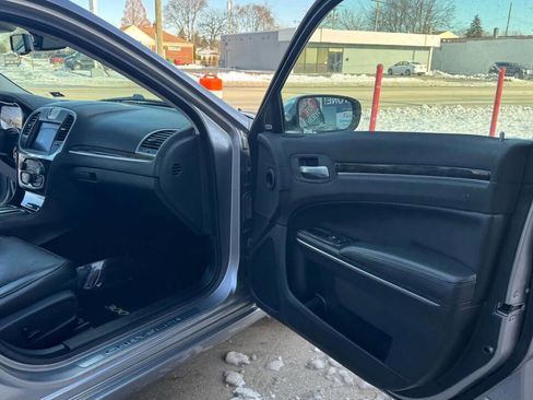 Used 2017 Chrysler 300 C image 17