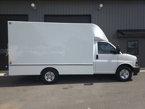 Used 2019 Chevrolet Express 3500 w/ Driver Convenience Package RWD image 4