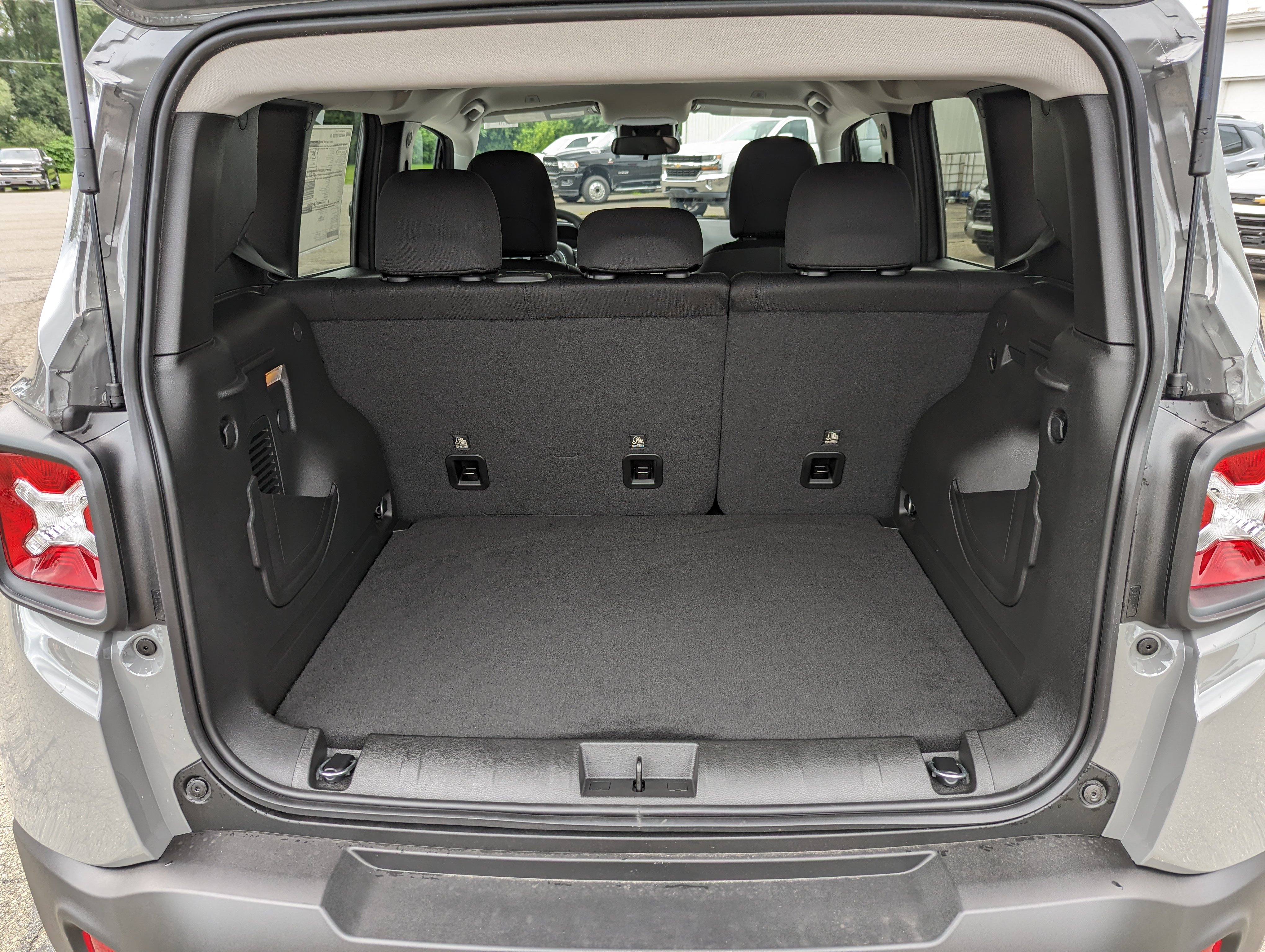 Used 2023 Jeep Renegade Latitude AWD/4WD image 12