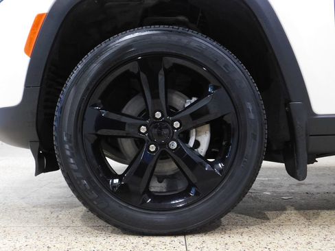 Used 2023 Jeep Grand Cherokee Altitude AWD/4WD image 19