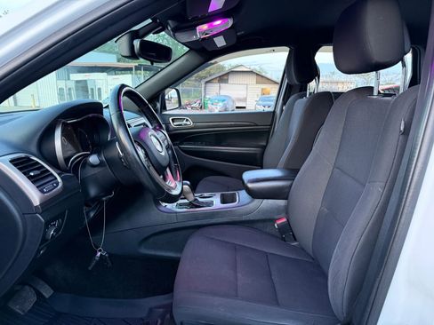 Used 2017 Jeep Grand Cherokee Laredo w/ Quick Order Package 23E image 2