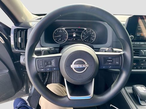 Used 2024 Nissan Pathfinder S image 11