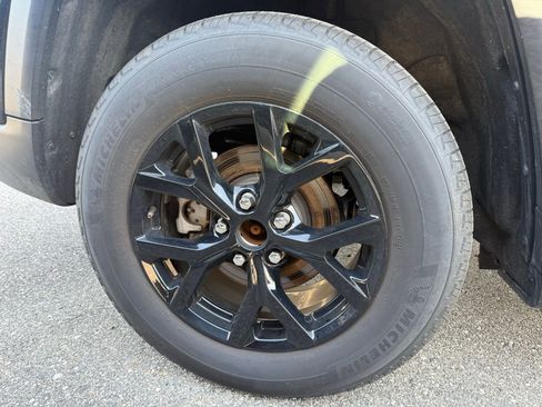 Used 2025 Jeep Grand Cherokee Altitude AWD/4WD image 9