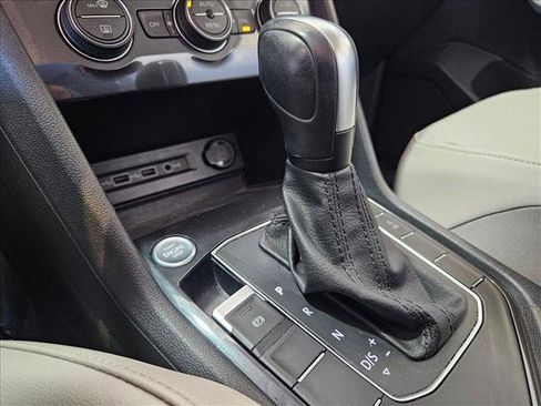 Used 2020 Volkswagen Tiguan SE image 10